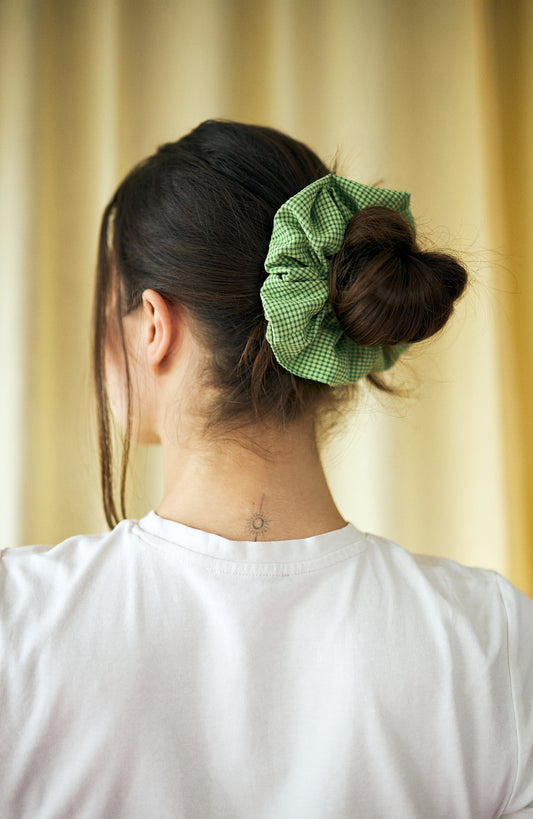 frotka do włosów scrunchie gumka w kratkę vichy matcha green zielona modelka outfit