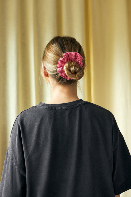 frotka do włosów scrunchie gumka w kratkę vichy różowa wild berry outfit