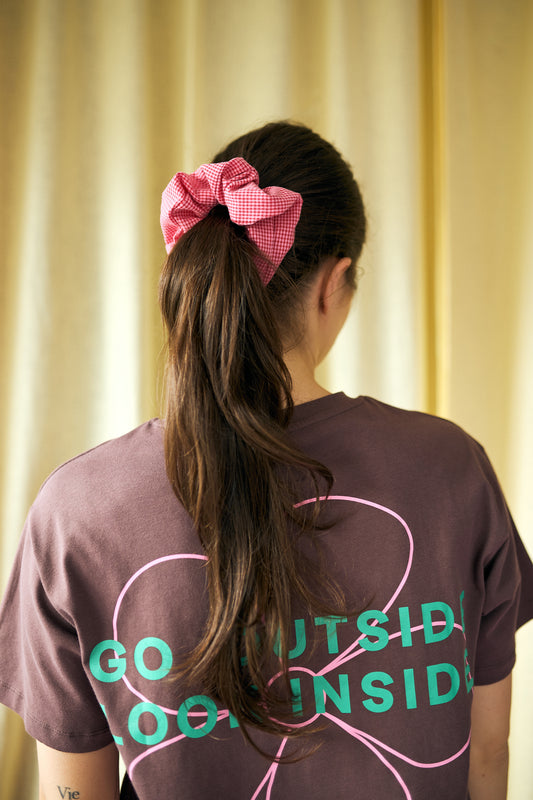 frotka do włosów scrunchie gumka w kratkę vichy różowa wild berry modelka t-shirt
