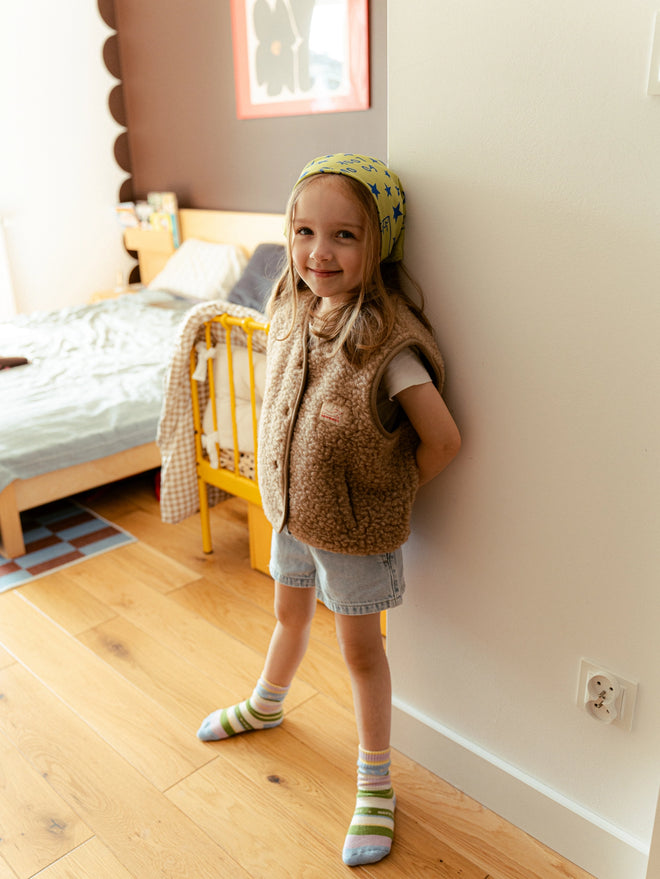 dziecięca wełniana kamizelka merino hazelnut beżowa wool vest gilet slevless 