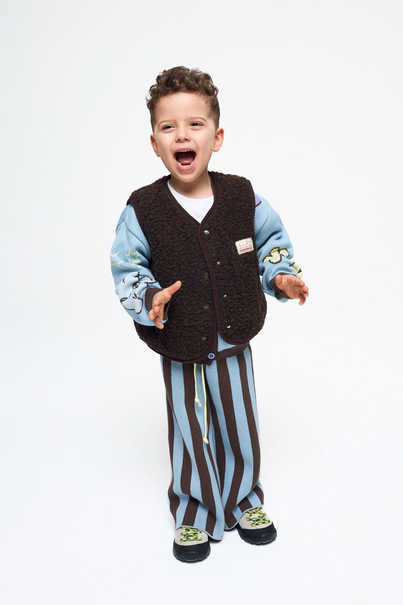 [pl][Model ma 4 lata i nosi rozmiar 3-4 lata] [en][The model is 4 years old and wears a size 3–4 years] [de][Das Model ist 4 Jahre alt und trägt die Größe 3–4 Jahre] dziecięca kamizelka wełna merino brązowa chocolate brown childer brown vest