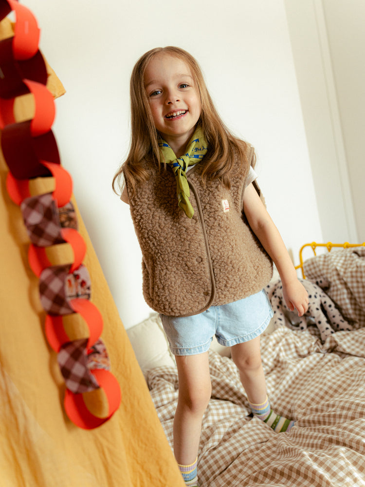 dziecięca wełniana kamizelka merino hazelnut beżowa wool vest gilet slevless przód