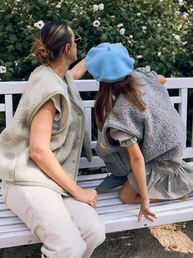 kamizelka wełniana merino dziecięca  stone grey przód outfit mama dziecko 