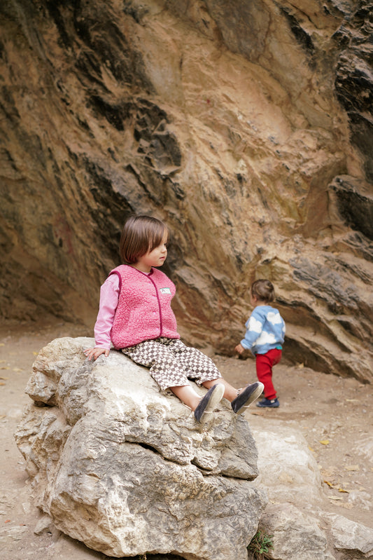 kamizelka wełniana merino dziecięca dusty pink dziewczynka dziecko kid child vest dzieci stylizacje sweter