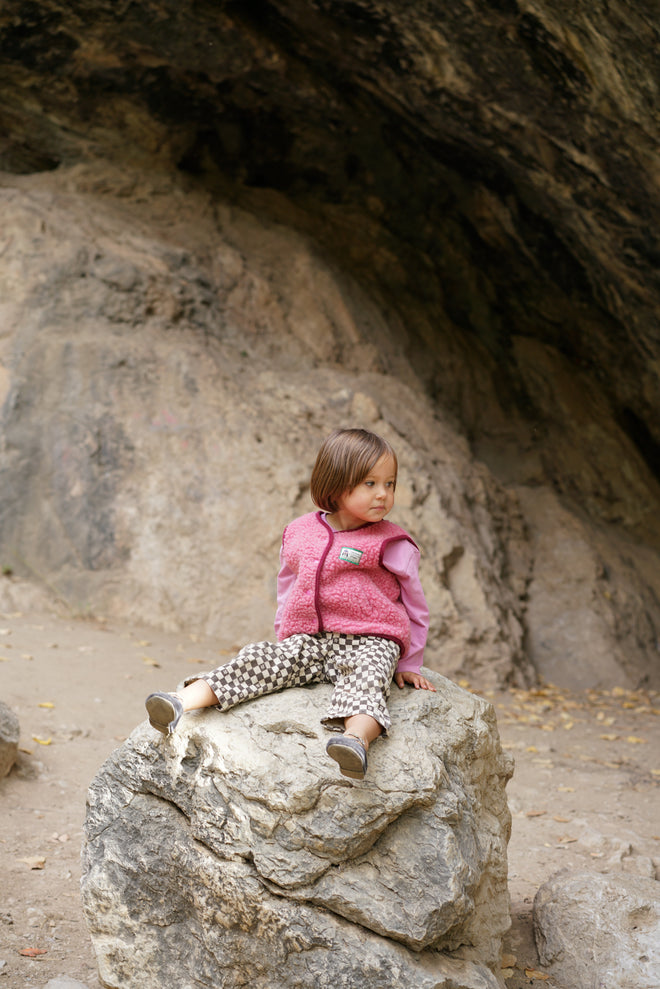 [pl][Modelka ma 98 cm i nosi rozmiar 3-4 lata] [en][The model is 98 cm and wears size 3-4 years] [de][Das Model ist 98 cm groß und trägt Größe 3-4 Jahre]  kamizelka wełniana merino dziecięca dusty pink dziewczynka dziecko kid child vest stylizacja gilet