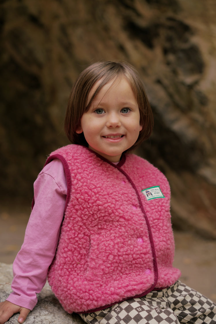 [pl][Modelka ma 98 cm i nosi rozmiar 3-4 lata] [en][The model is 98 cm and wears size 3-4 years] [de][Das Model ist 98 cm groß und trägt Größe 3-4 Jahre] kamizelka wełniana merino dziecięca dusty pink dziewczynka dziecko kid child vest