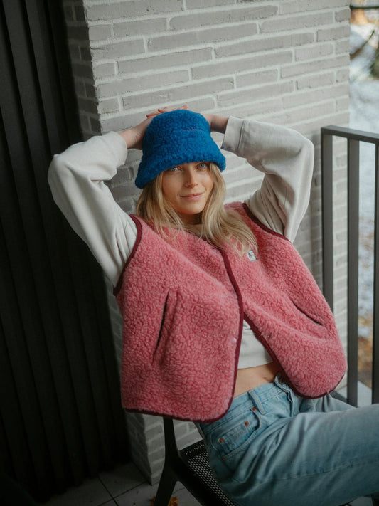 [Modelka ma 180 cm wzrostu i nosi rozmiar S] kamizelka wełniana merino unisex dusty pink kapelusz stylizacja