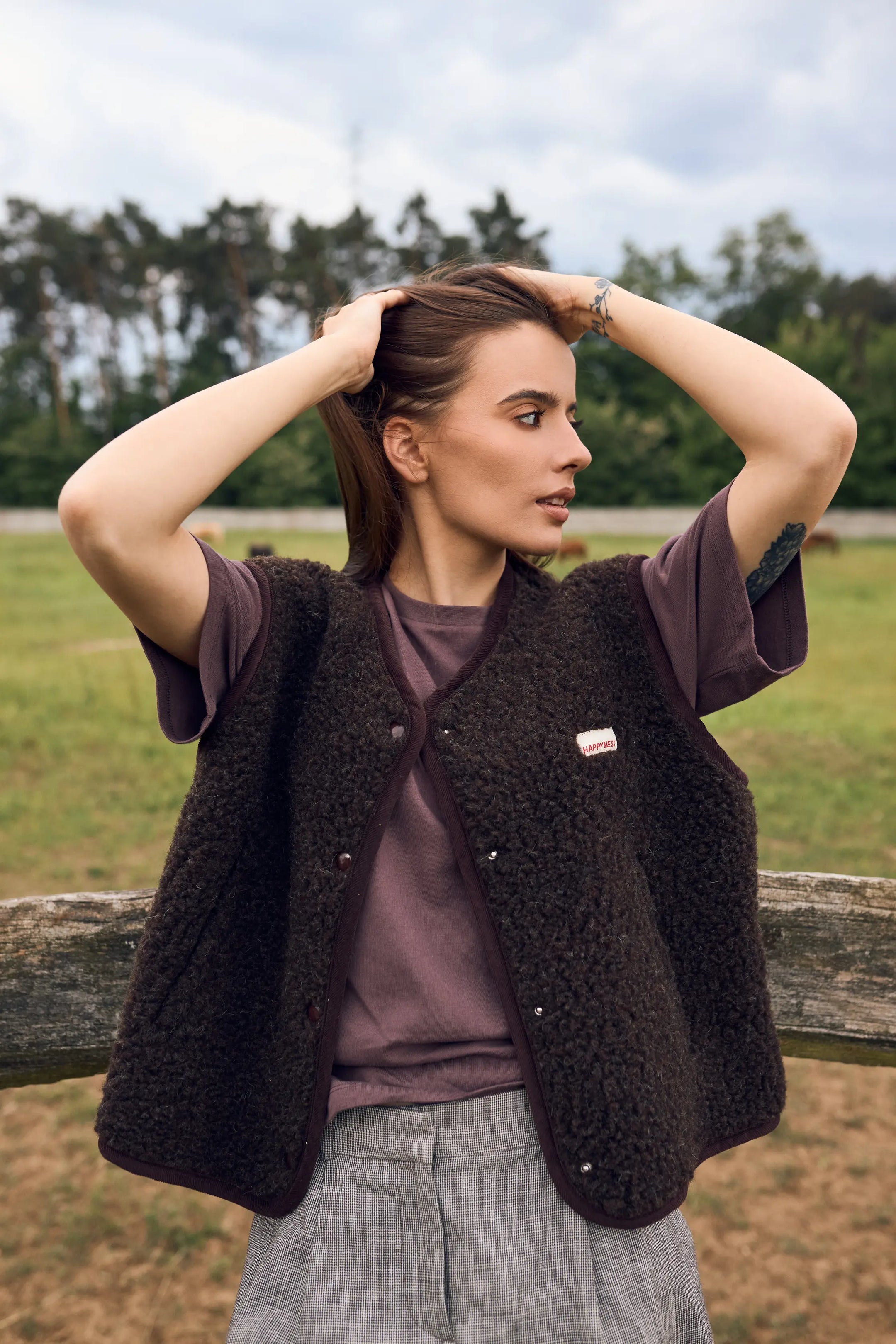 [Modelka ma 173 cm wzrostu i nosi rozmiar S] kamizelka wełniana merino unisex chocolate brown outfit stylizacja t-shirt