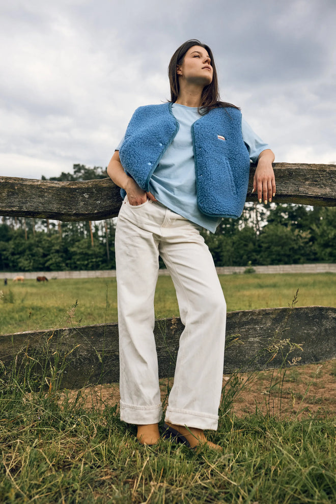 [pl][Modelka ma 172 cm i nosi rozmiar S] [en][The model is 172 cm and wears size S] [de][Das Model ist 172 cm groß und trägt Größe S]  kamizelka wełniana merino unisex ice blue vest weste wool wollweste outfit