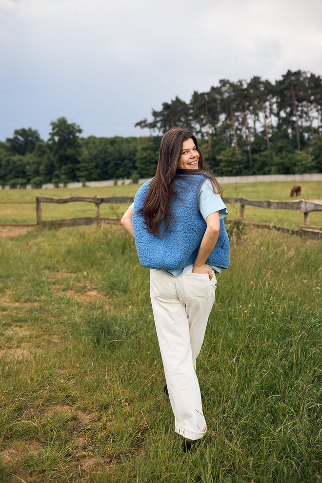 [pl][Modelka ma 172 cm i nosi rozmiar S] [en][The model is 172 cm and wears size S] [de][Das Model ist 172 cm groß und trägt Größe S]   kamizelka wełniana merino unisex ice blue vest weste wool wollweste outfit