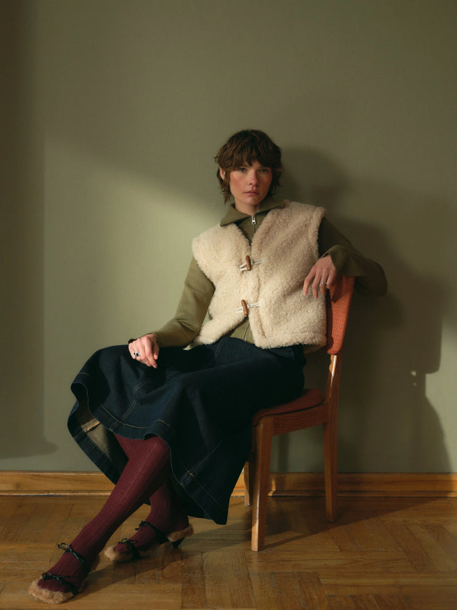 [pl][Modelka ma 178 cm wzrostu i nosi rozmiar S] [en][The model is 178 cm tall and wears size S] [de][Das Model ist 178 cm groß und trägt Größe S] wełniana kamizelka merino bezowa almond z guzikiem merino wool vest beige 
