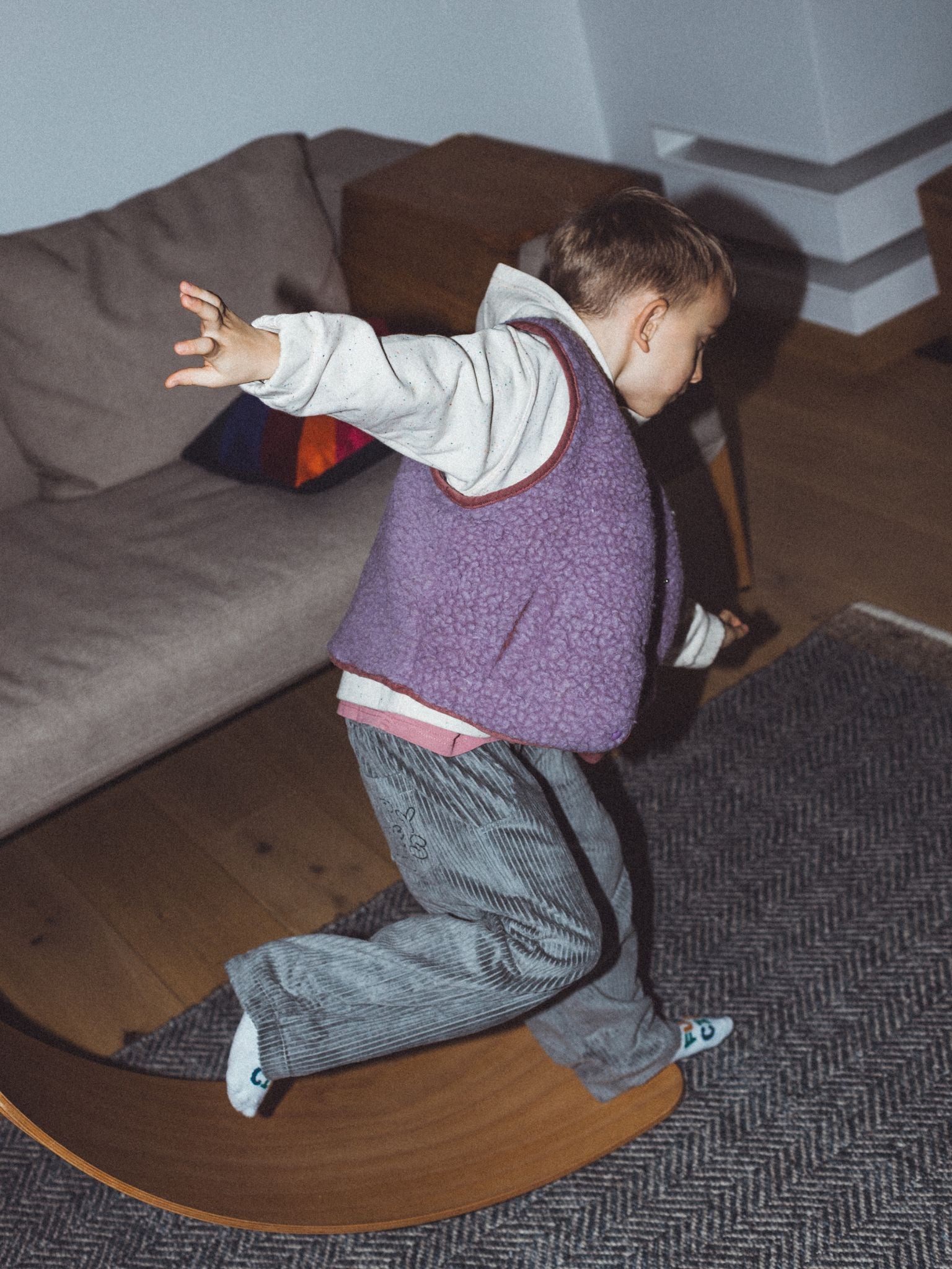 kamizelka wełniana merino dziecięca lilac cloud dziecko stylizacja spodnie bluza