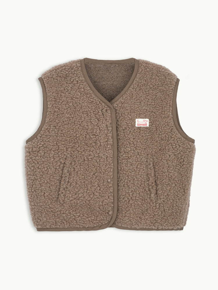 [pl][Modelka ma 172 cm i nosi rozmiar S] [en][The model is 172 cm and wears size S] [de][Das Model ist 172 cm groß und trägt Größe S]  kamizelka wełniana merino hazelnut adult unisex brązowa modelka stylizacja outfit longsleeve orzechowa kamizelka