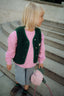 [pl][Modelka ma 110 cm wzrostu i nosi rozmiar 3-4 lata] [en][The model is 110 cm tall and wears size 3-4 years] [de][Das Model ist 110 cm groß und trägt Größe 3-4 Jahre]  dziecięca wełniana kamizelka merino zielona green butelkowa zieleń emerald moss wool vest gilet slevless