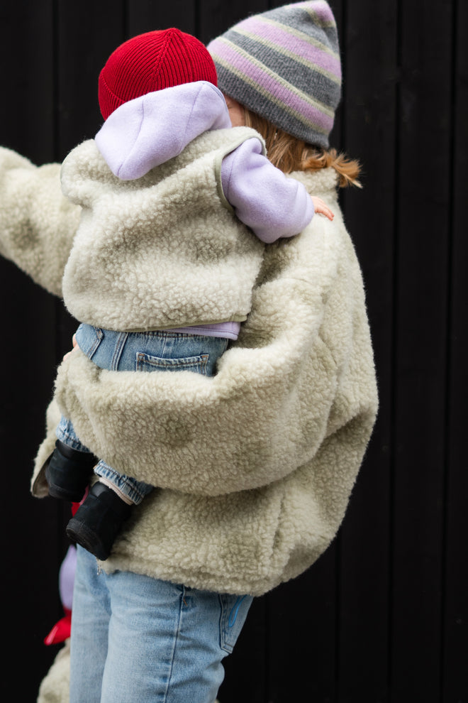 kamizelka wełniana merino dziecięca kropki polka dots bezrękawnik  merino wool vest sleveeless gilet weste wollweste dziecko outfit czapka beanie retro red