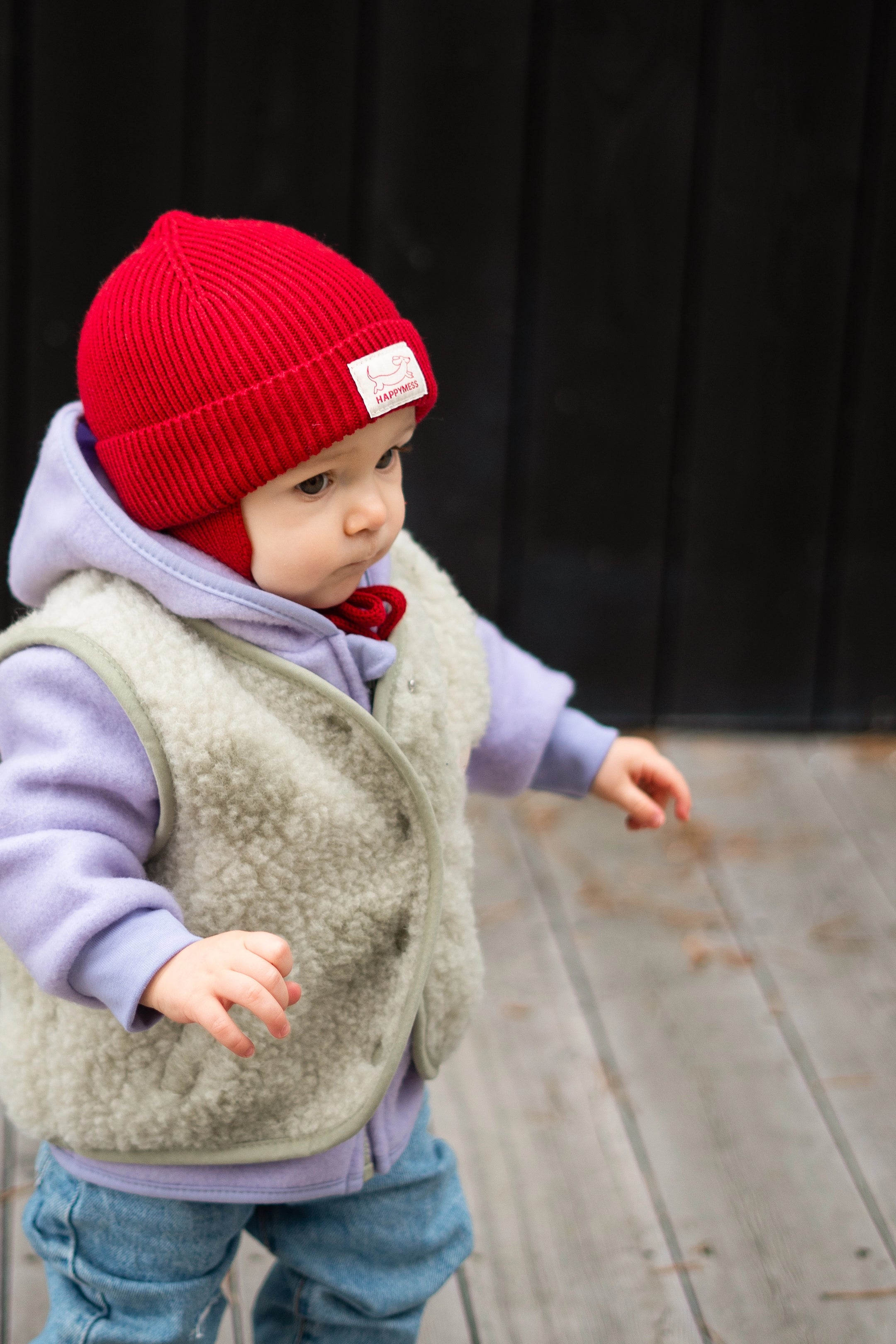 kamizelka wełniana merino dziecięca kropki polka dots bezrękawnik  merino wool vest sleveeless gilet weste wollweste dziecko outfit czapka beanie retro red