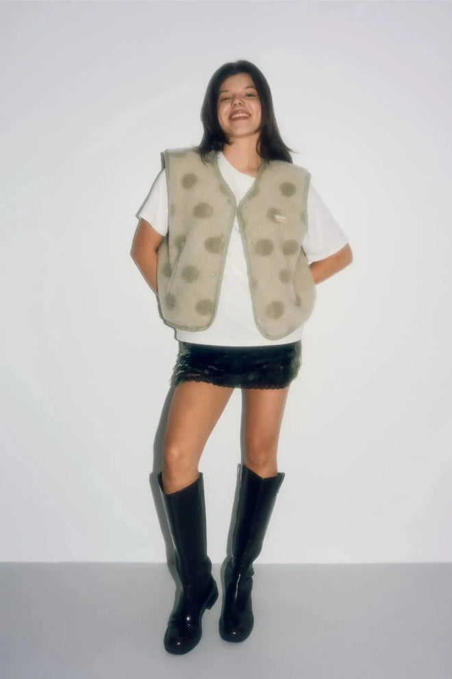 [pl][Modelka ma 172 cm wzrostu i nosi rozmiar S] [en][The model is 172 cm tall and wears size S] [de][Das Model ist 172 cm groß und trägt Größe S]  kamizelka wełniana merino unisex polka dots bezrękawnik vest gilet weste wool woll wollweste