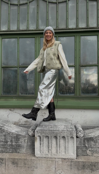 [Modelka ma 170 cm wzrostu i nosi rozmiar S] kamizelka wełniana merino unisex polka dots bezrękawnik outfit czapka longsleeve 