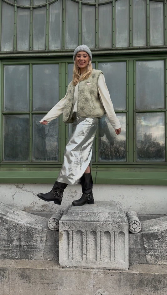 [Modelka ma 170 cm wzrostu i nosi rozmiar S] kamizelka wełniana merino unisex polka dots bezrękawnik outfit czapka longsleeve 