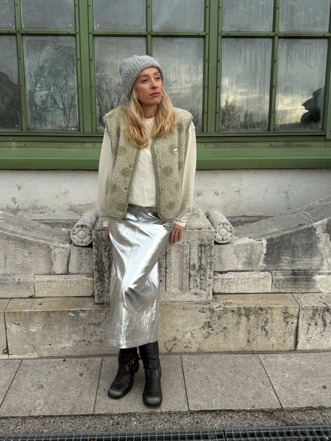 [pl][Modelka ma 173 cm i nosi rozmiar S] [en][The model is 173 cm and wears size S] [de][Das Model ist 173 cm groß und trägt Größe S]  kamizelka wełniana merino unisex polka dots bezrękawnik vest gilet weste wool woll wollweste