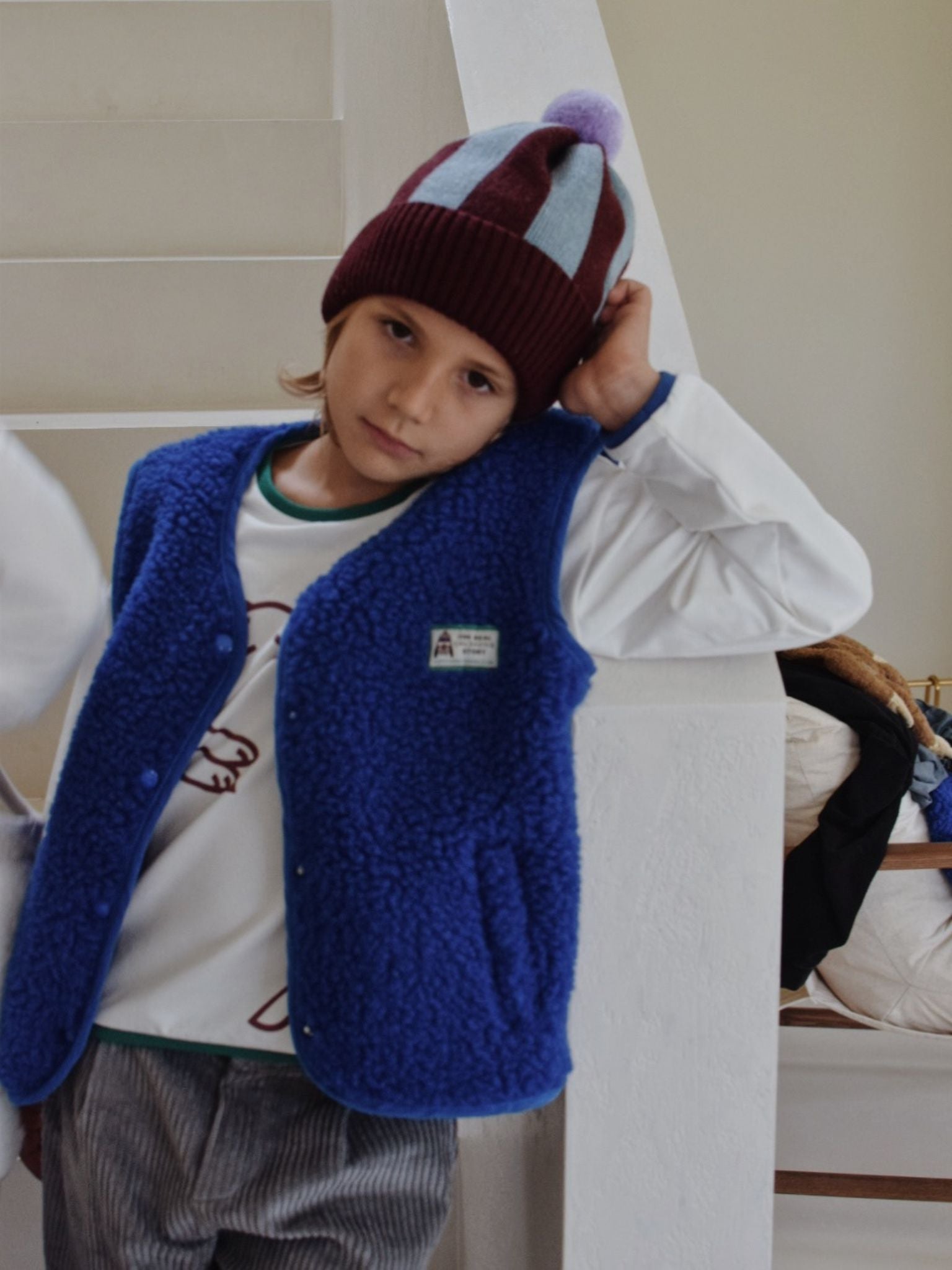 [Model ma 132 cm wzrostu i nosi kamizelkę w rozmiarze 9-10 lat] kamizelka wełniana merino dziecięca cobalt longsleeve czapka beanie spodnie