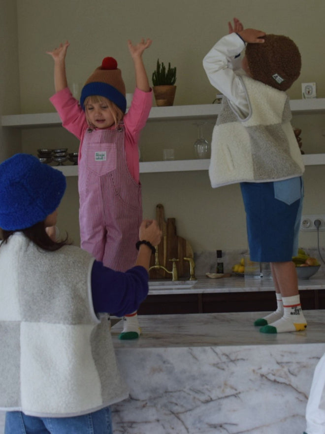 kamizelka wełniana merino dziecięca cream&grey szachownica kapelusz czapka ogrodniczki