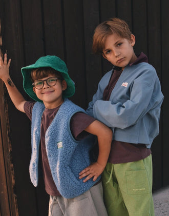 kamizelka wełniana merino dziecięca ice blue outfit stylizacja kapelusz dzieci kurtka jeansowa spodnie 