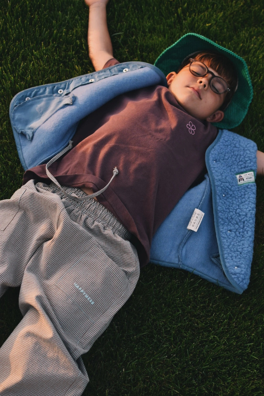 [Model 118 cm wzrostu i nosi rozmiar 7-8 lat] kamizelka wełniana merino dziecięca ice blue outfit stylizacja kapelusz t-shirt spodnie dziecięcy brązowy flower power bawełna organiczna organic cotton 