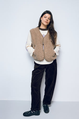 [Modelka ma 172 cm i nosi rozmiar S] kamizelka wełniana merino hazelnut adult unisex brązowa modelka stylizacja outfit