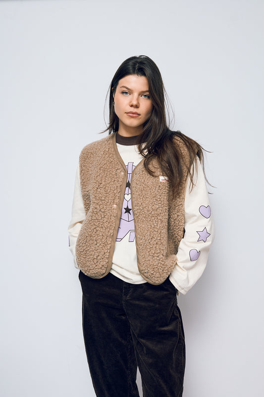 [Modelka ma 172 cm i nosi rozmiar S] kamizelka wełniana merino hazelnut adult unisex brązowa modelka stylizacja outfit longsleeve