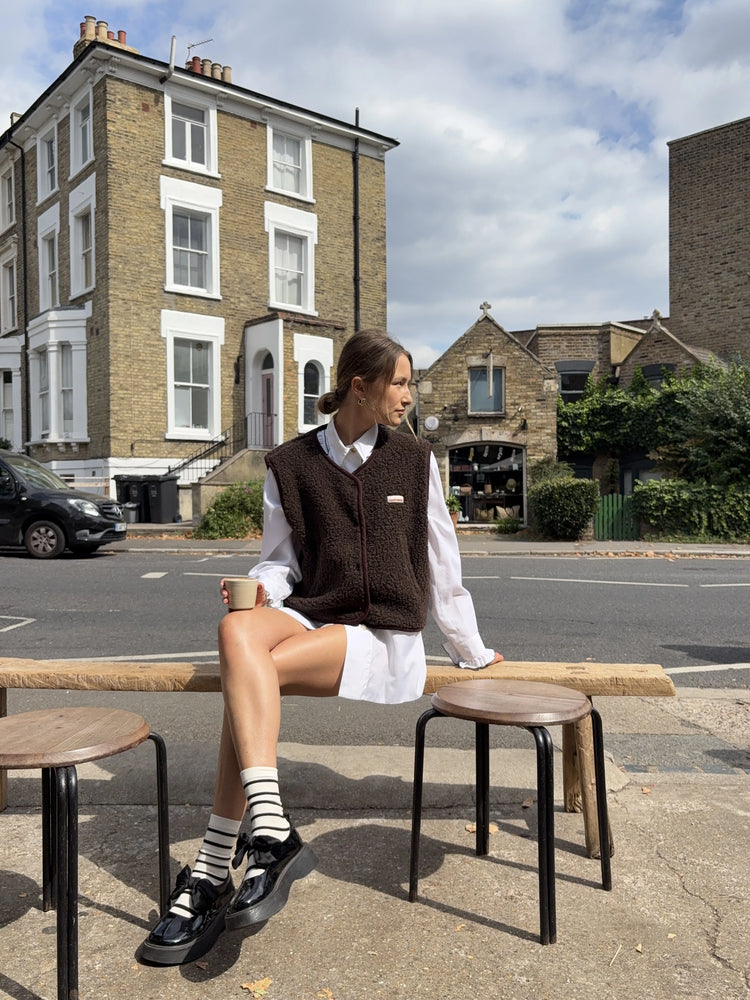 [pl][Modelka ma 177 cm i nosi rozmiar S] [en][The model is 177 cm and wears size S] [de][Das Model ist 177 cm groß und trägt Größe S]  kamizelka wełniana merino unisex chocolate brown outfit stylizacja wool vest gilet weste wollweste