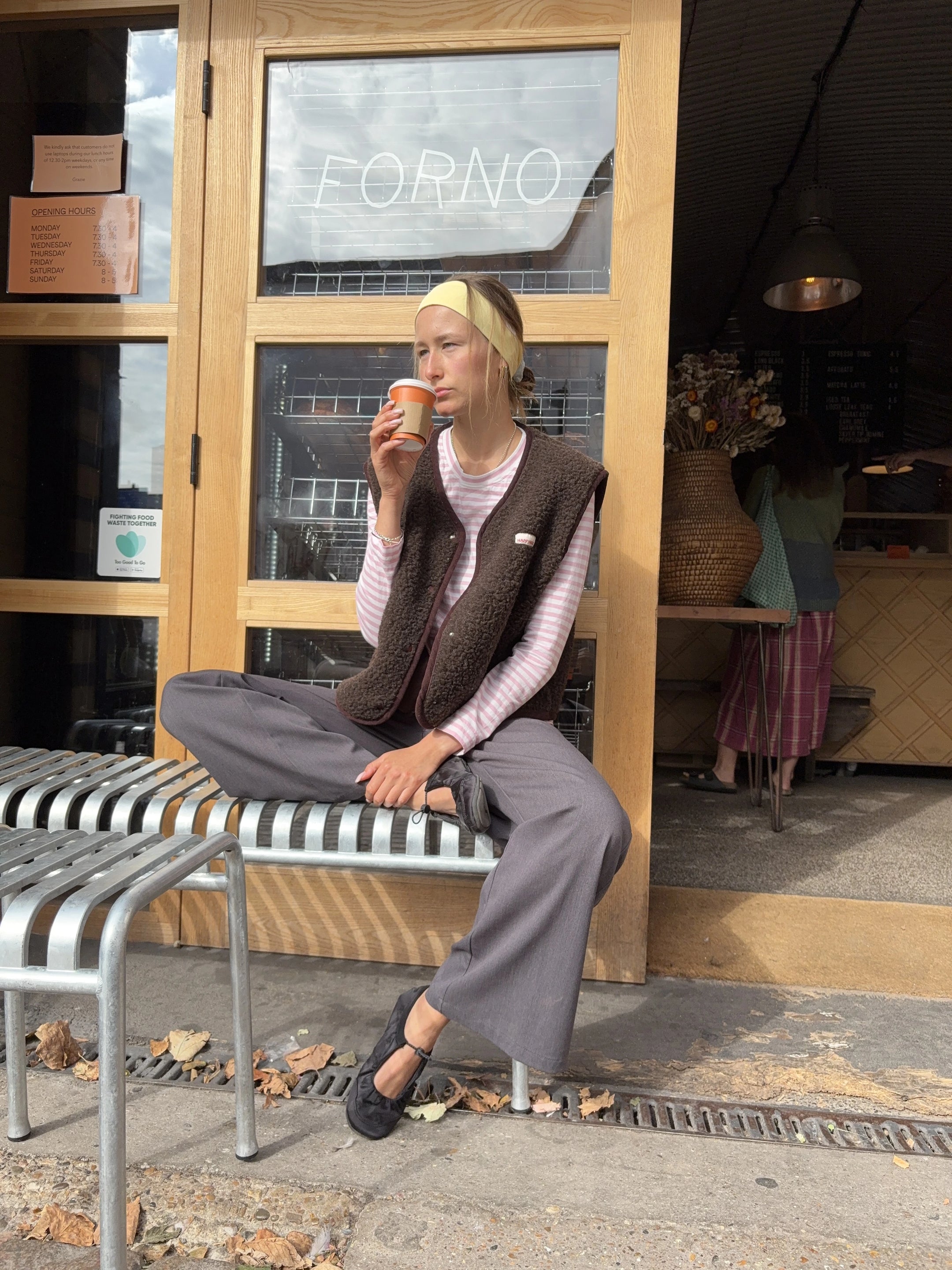 [Modelka ma 177 cm wzrostu i nosi rozmiar S] kamizelka wełniana merino unisex chocolate brown outfit stylizacja kawa coffe