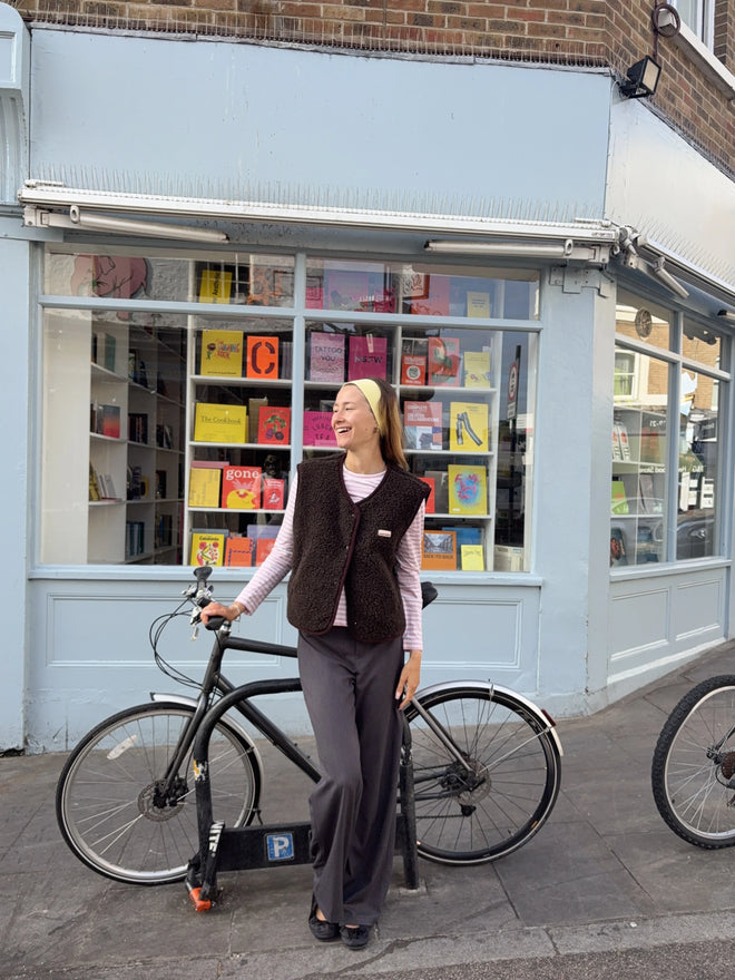 [pl][Modelka ma 177 cm i nosi rozmiar S] [en][The model is 177 cm and wears size S] [de][Das Model ist 177 cm groß und trägt Größe S]  kamizelka wełniana merino unisex chocolate brown outfit stylizacja wool vest gilet weste wollweste