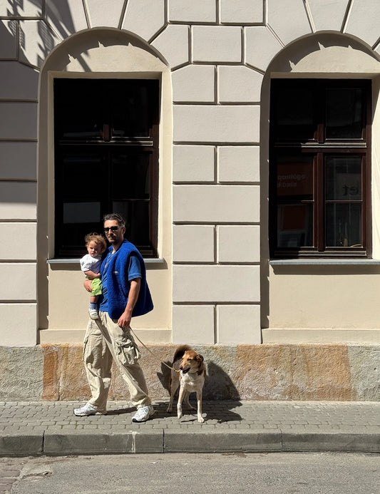 [Model ma 184 cm wzrostu i nosi rozmiar XL] kamizelka wełniana merino unisex cobalt stylizacja mężczyzna