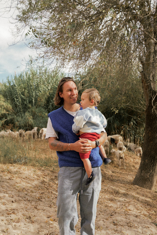 kamizelka wełniana merino unisex cobalt wool vest gilet model mężczyzna  dziecko stylizacja sweter cloudy