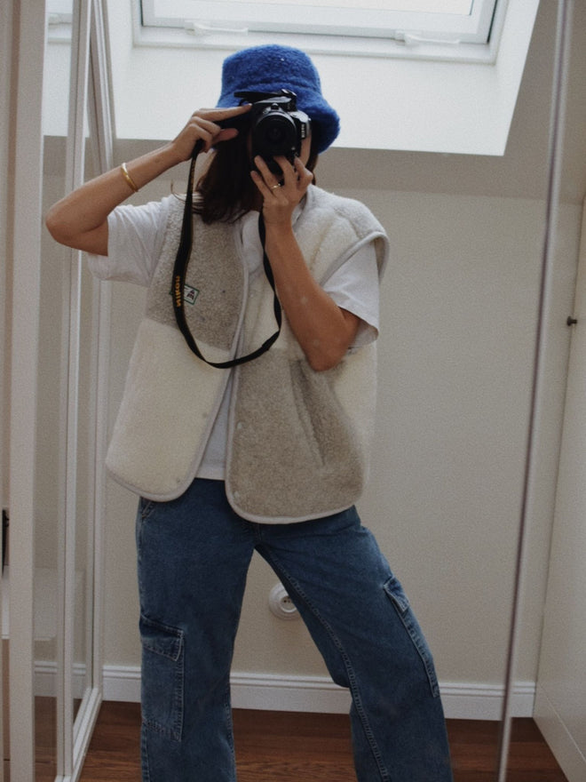 [pl][Modelka ma 160 cm i nosi rozmiar S] [en][The model is 160 cm and wears size S] [de][Das Model ist 160 cm groß und trägt Größe S]  kamizelka wełniana merino unisex cream grey szachownica vest gilet weste wool woll wollweste