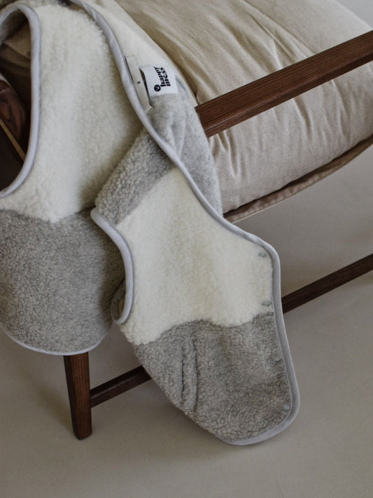 kamizelka wełniana merino unisex cream&grey room pokój łóżko