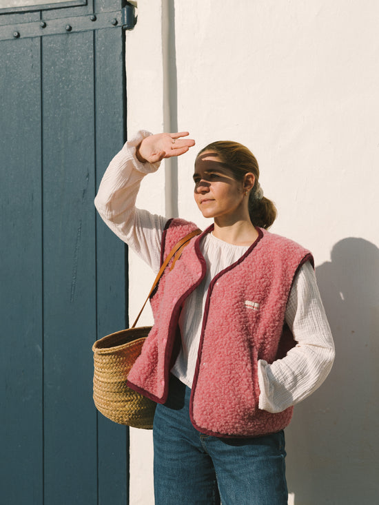 kamizelka wełniana merino unisex dusty pink modelka outfit wakacje