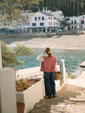 kamizelka wełniana merino unisex dusty pink modelka outfit wakacje stylizacje morze