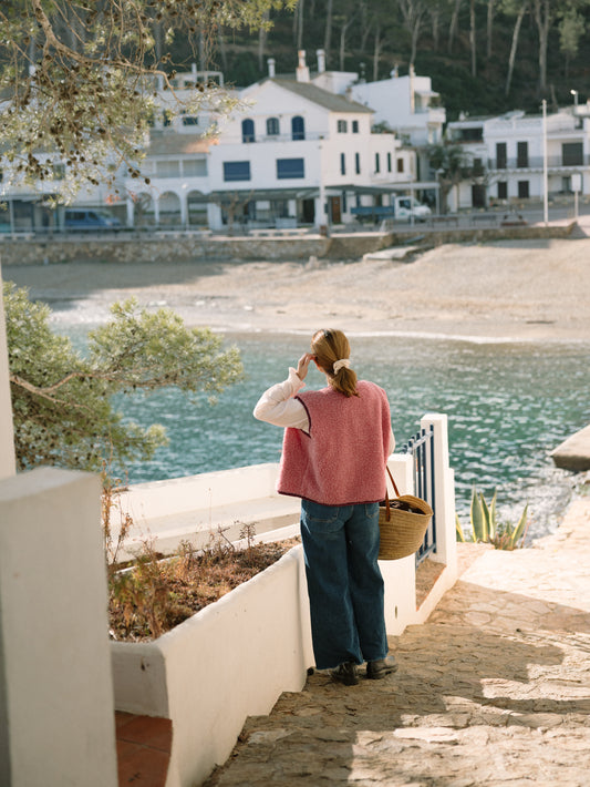 kamizelka wełniana merino unisex dusty pink modelka outfit wakacje stylizacje morze