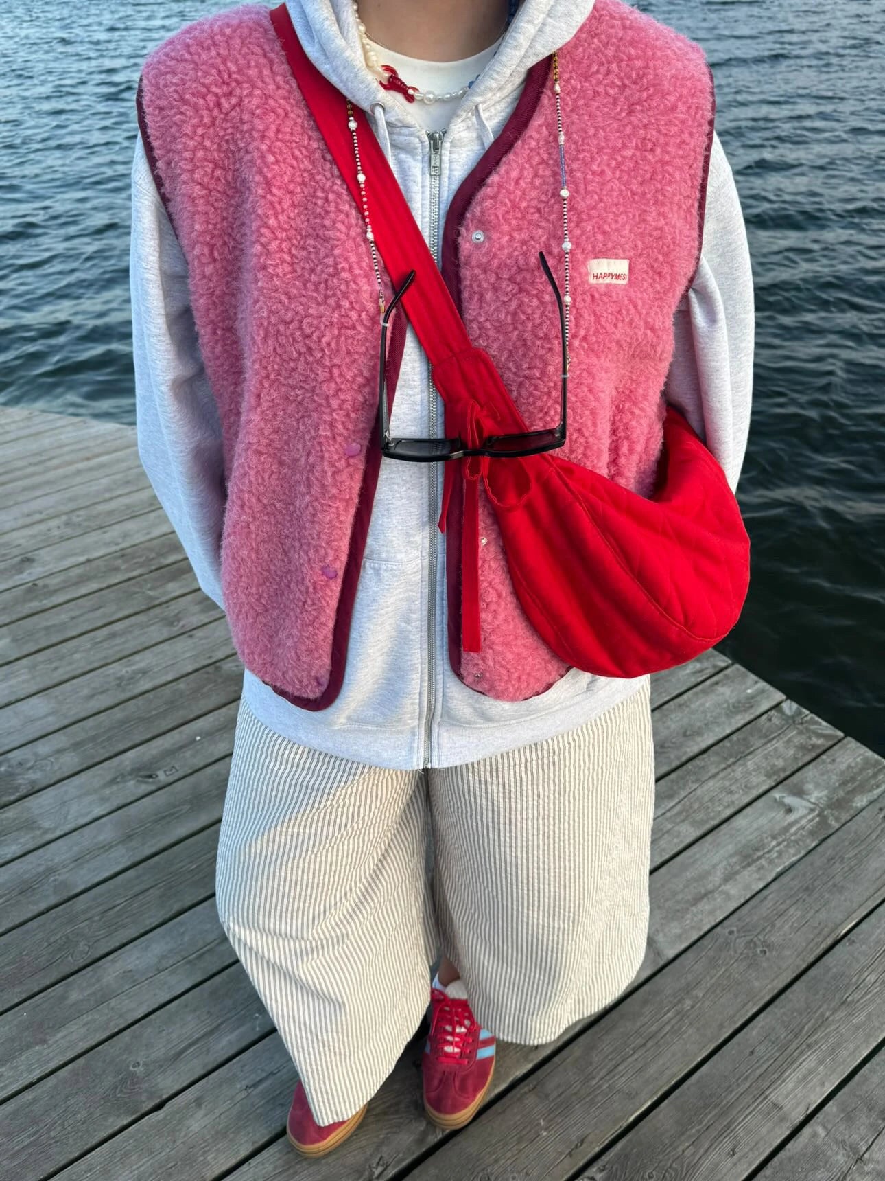 [Modelka ma 167 cm wzrostu i nosi rozmiar S] kamizelka wełniana merino unisex dusty pink stylizacja outfit bluza