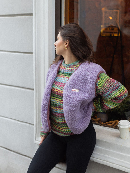 [Modelka ma 164 cm wzrostu i nosi rozmiar S] kamizelka wełniana merino unisex lilac cloud outfit 