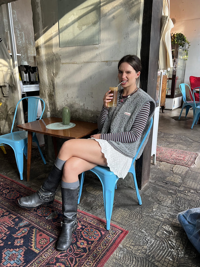 [pl][Modelka ma 164 cm i nosi rozmiar S] [en][The model is 164 cm and wears size S] [de][Das Model ist 164 cm groß und trägt Größe S]  kamizelka wełniana merino unisex stone grey wool west gilet weste woll wollweste