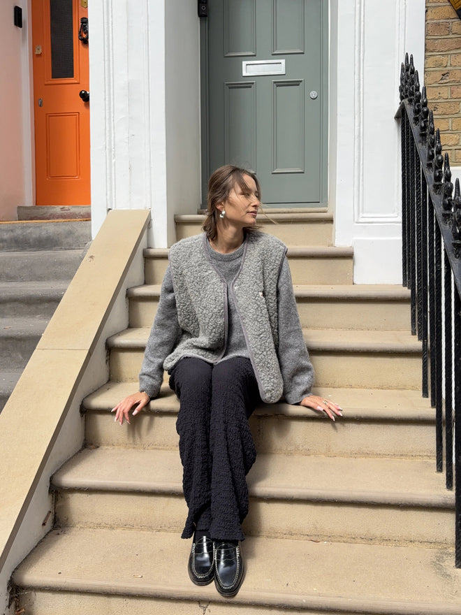 [pl][Modelka ma 177 cm i nosi rozmiar L] [en][The model is 177 cm and wears size L] [de][Das Model ist 177 cm groß und trägt Größe L]  kamizelka wełniana merino unisex stone grey wool west gilet weste woll wollweste