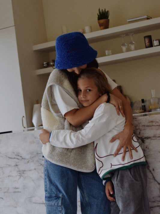 kapelusz wełniany merino unisex adult wool bucket hat cobalt kobaltowy mama dziecko kamizelka cream longsleeve