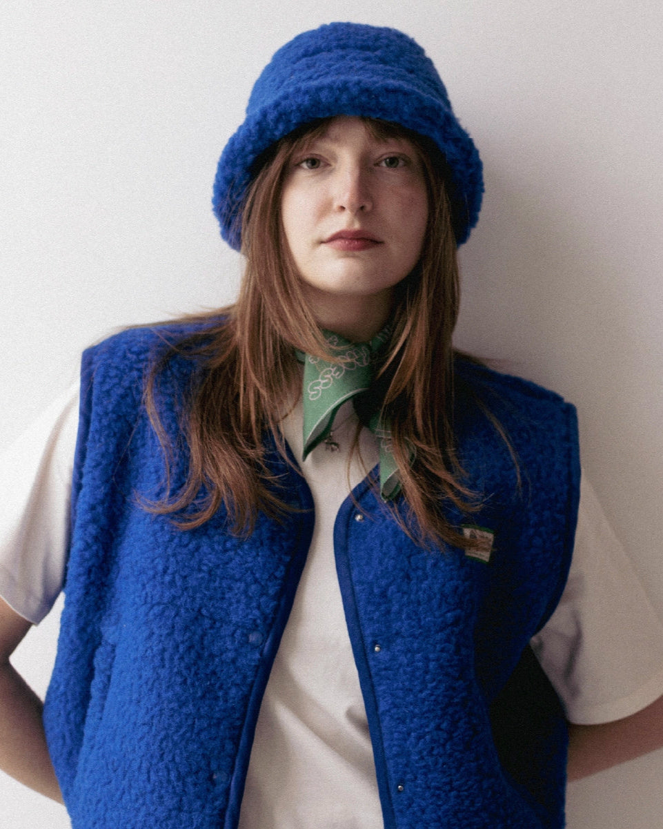 kapelusz wełniany merino unisex adult wool bucket hat cobalt kobaltowy modelka kamizelka 