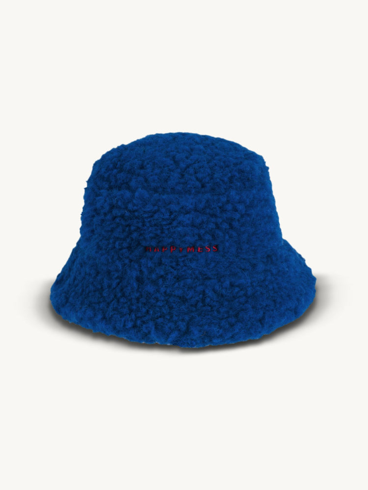 kapelusz wełniany merino unisex adult wool bucket hat cobalt kobaltowy modelka kamizelka 