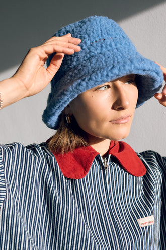 kapelusz wełniany merino unisex adult wool bucket hat niebieski ice blue modelka katana w paski