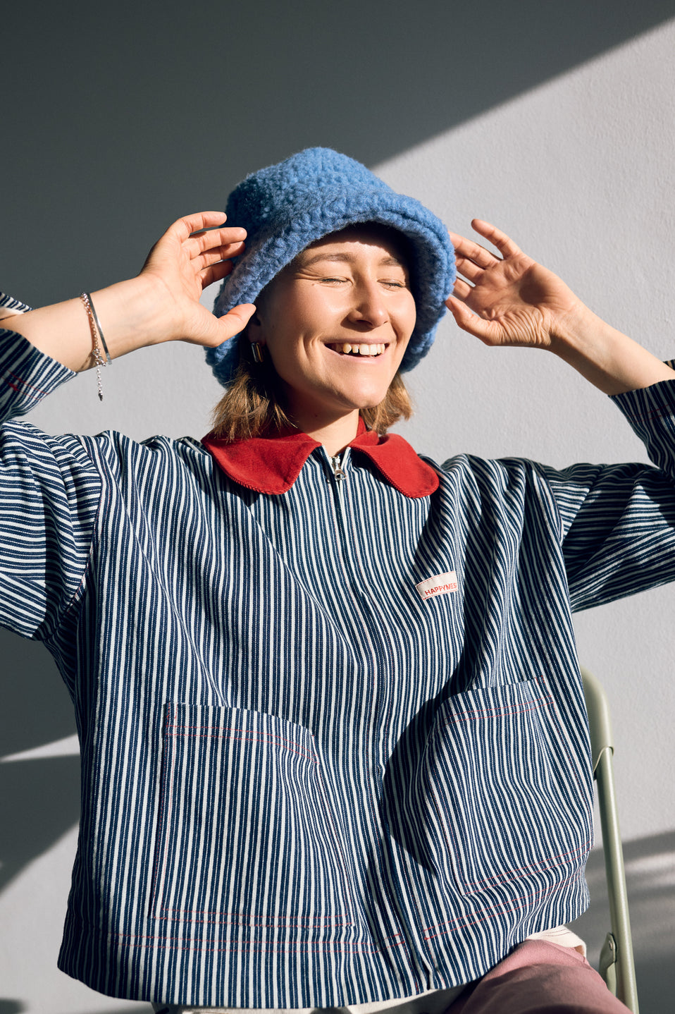 kapelusz wełniany merino unisex adult wool bucket hat modelka outfit ice blue niebieski katana w paski słońce