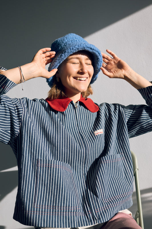 kapelusz wełniany merino unisex adult wool bucket hat modelka outfit ice blue niebieski katana w paski słońce